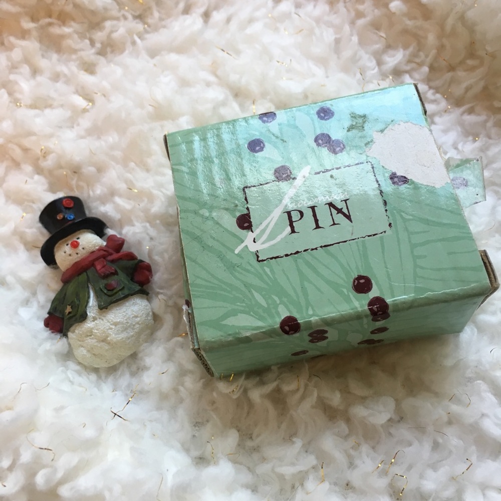 Hand-Painted Polyresin Snowman Pin - Picture 5 of 6